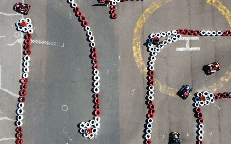 Karting circuit with safety barriers